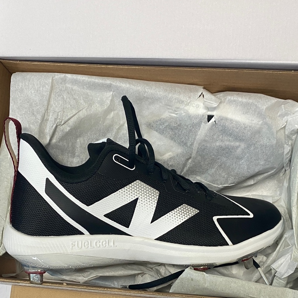 ‼️NEW NEW‼️
New Balance Black and White Athletic Cleats with Maroon Pull Tab